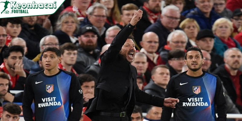 Simeone bị truất quyền chỉ đạo vì phản ứng với CĐV