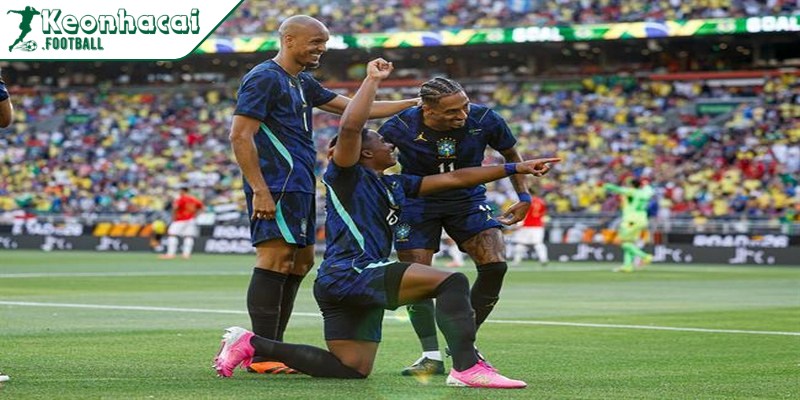 Vinicius và Raphinha nhiều khả năng là cặp cánh chủ lực của Brazil
