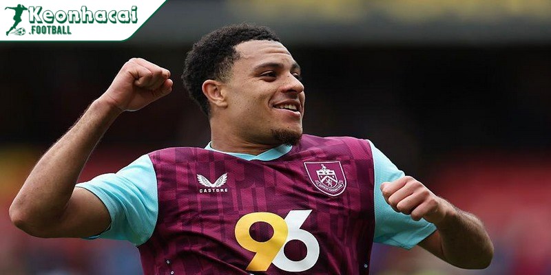 Năm 2022, CJ Egan-Riley chia tay Manchester City để gia nhập Burnley